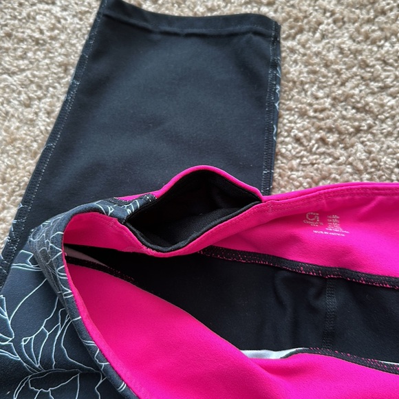 Gap fit black with white floral detailing leggings. Size medium. - Picture 4 of 10